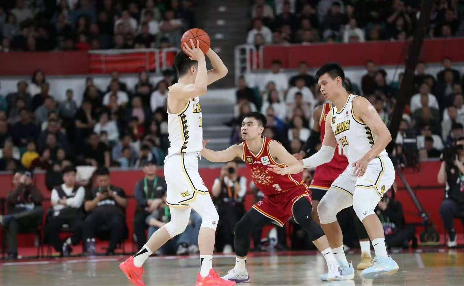 篮板争夺：北京抢下49个篮板，占据攻防双优势！